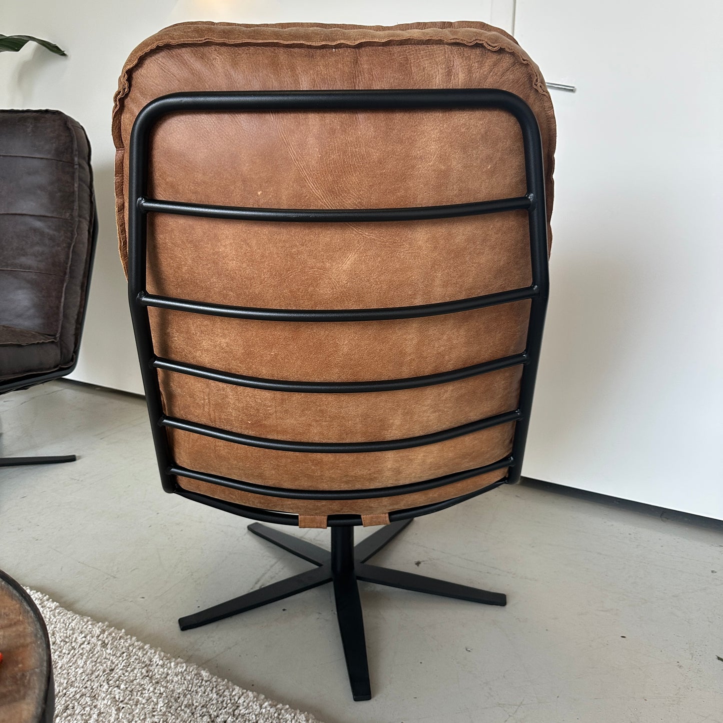 INNO living Odin fauteuil cognac met hocker