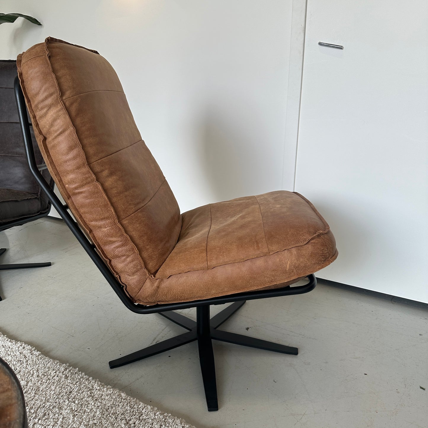 INNO living Odin fauteuil cognac met hocker