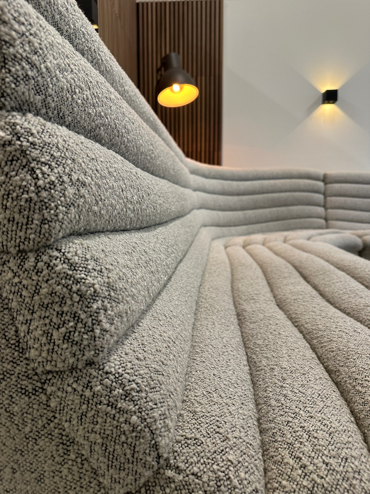 Ronde design hoekbank in lichte bouclé stof 295x210 cm