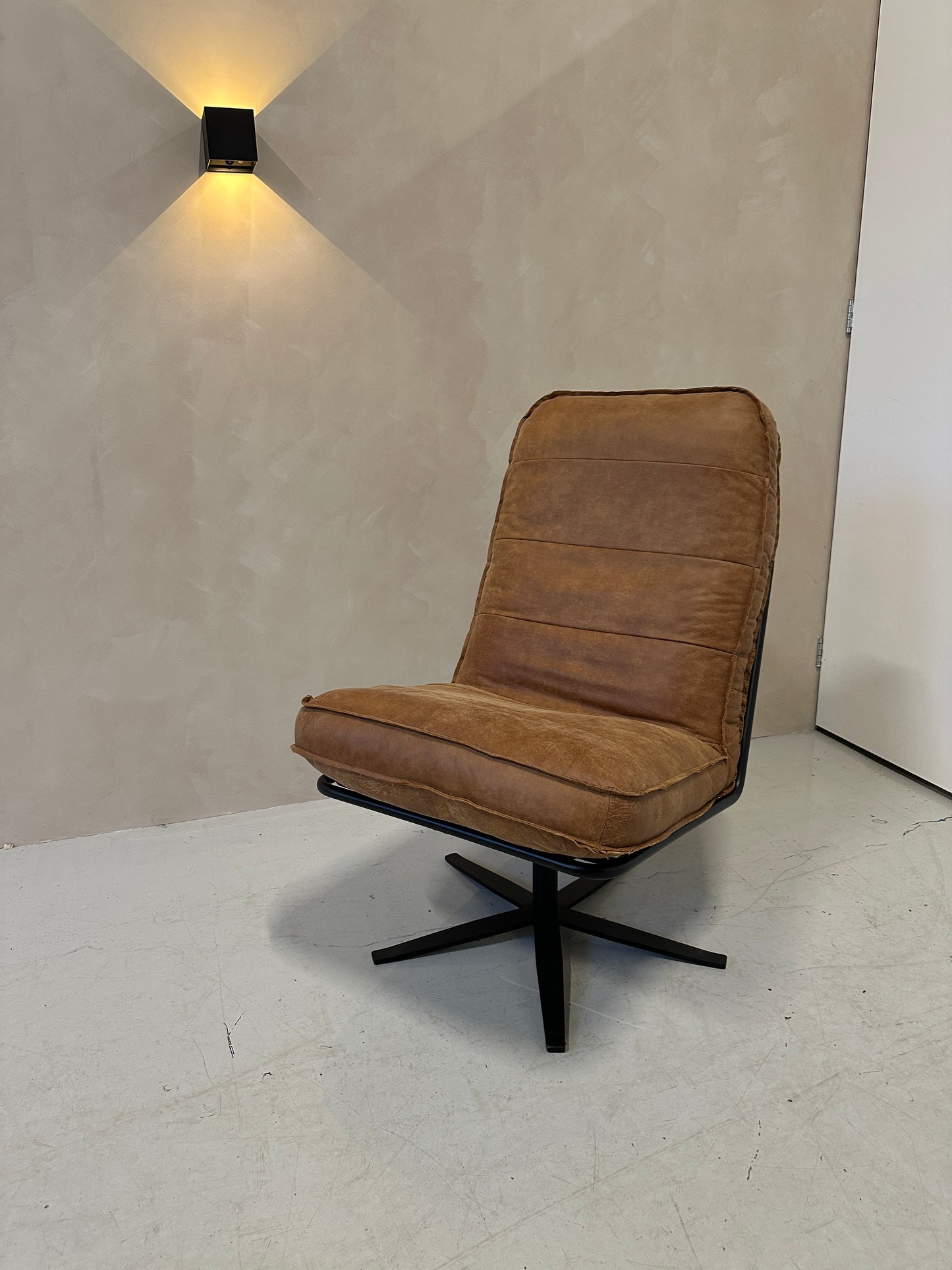 Odin fauteuil cognac met hocker