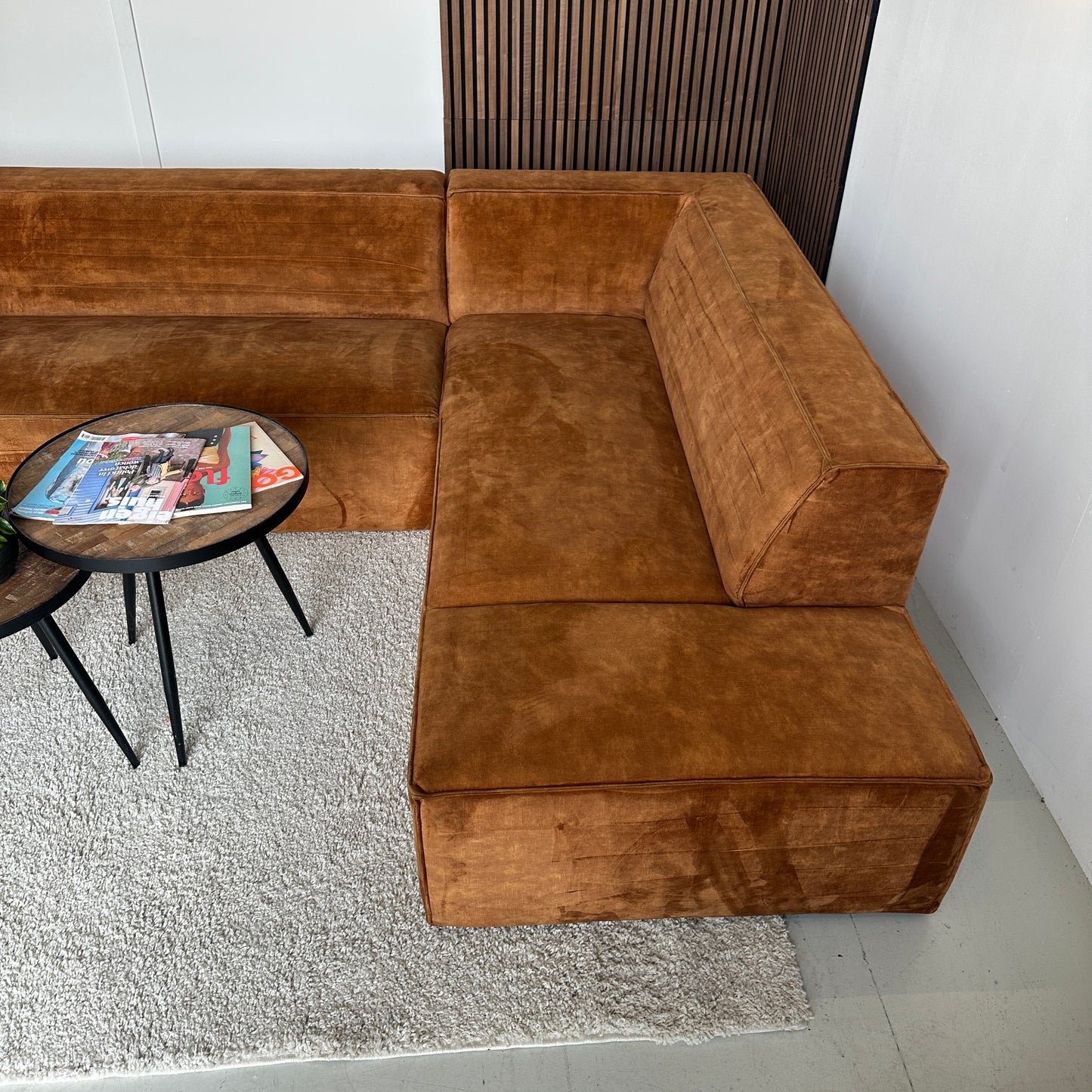 Cognac hoekbank velours 265x210cm