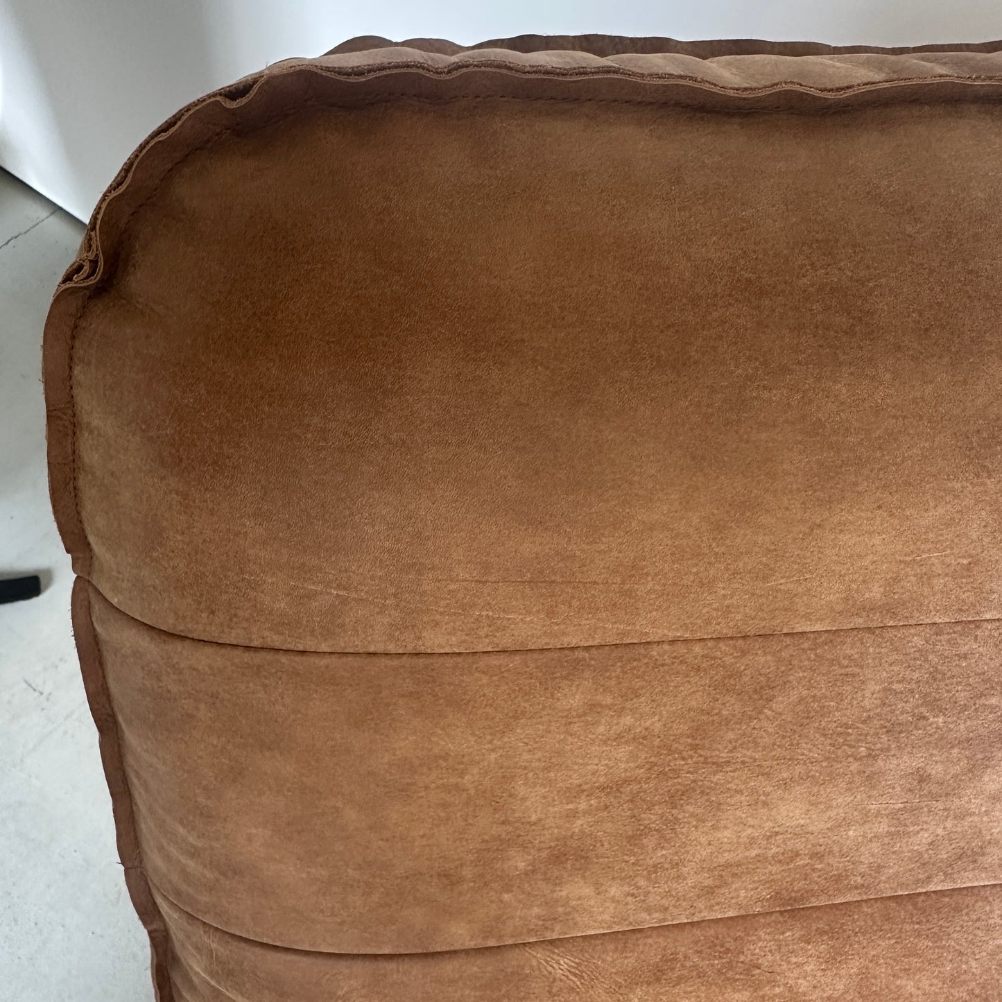 INNO living Odin fauteuil cognac met hocker