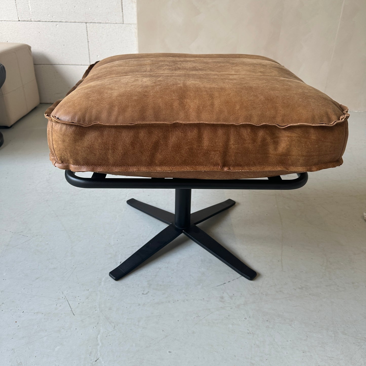 INNO living Odin fauteuil cognac met hocker