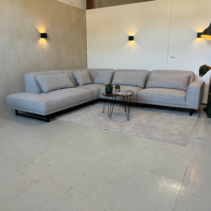 Lichtgrijze hoekbank 317x270cm