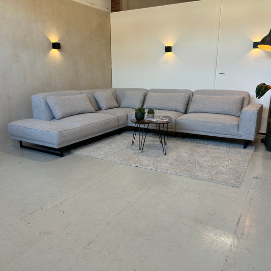 Lichtgrijze hoekbank 317x270cm