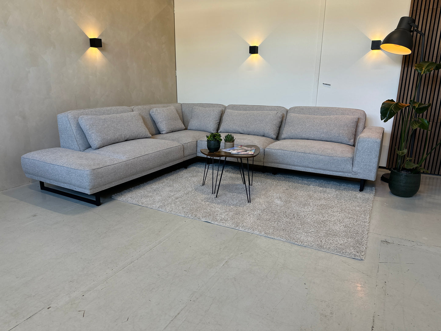 Lichtgrijze hoekbank 317x270cm