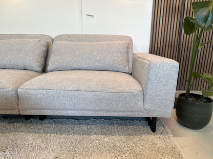 Lichtgrijze hoekbank 317x270cm