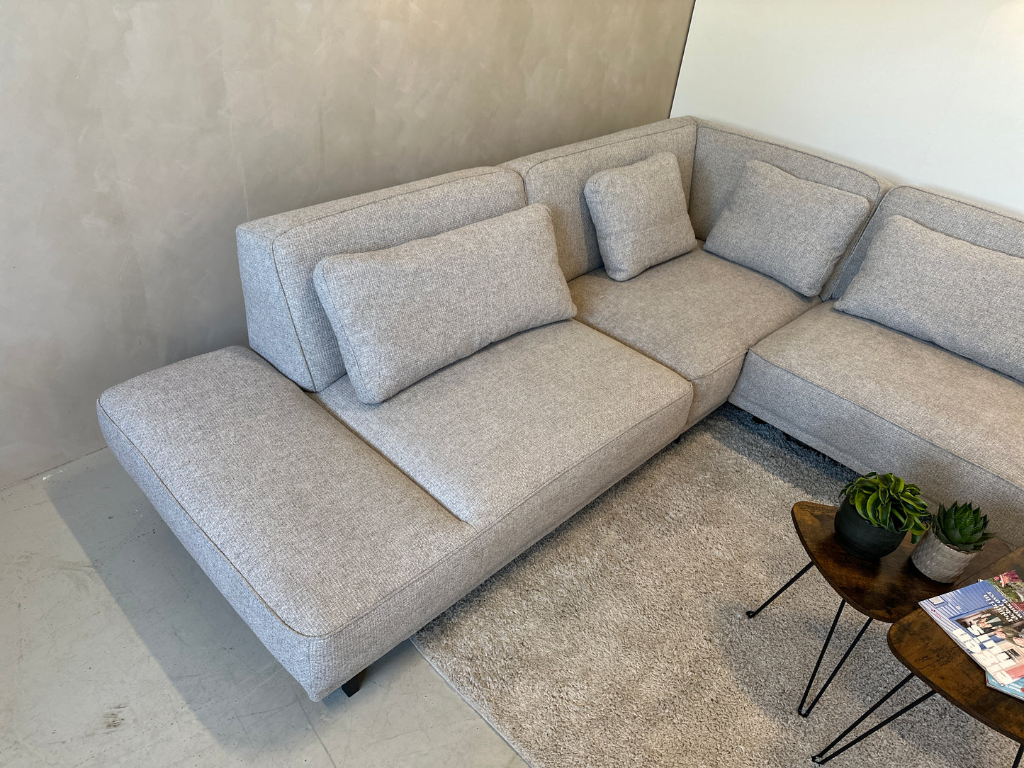 Lichtgrijze hoekbank 317x270cm