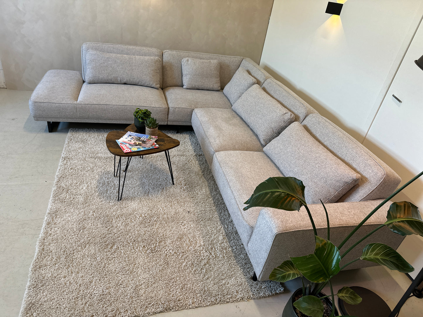 Lichtgrijze hoekbank 317x270cm