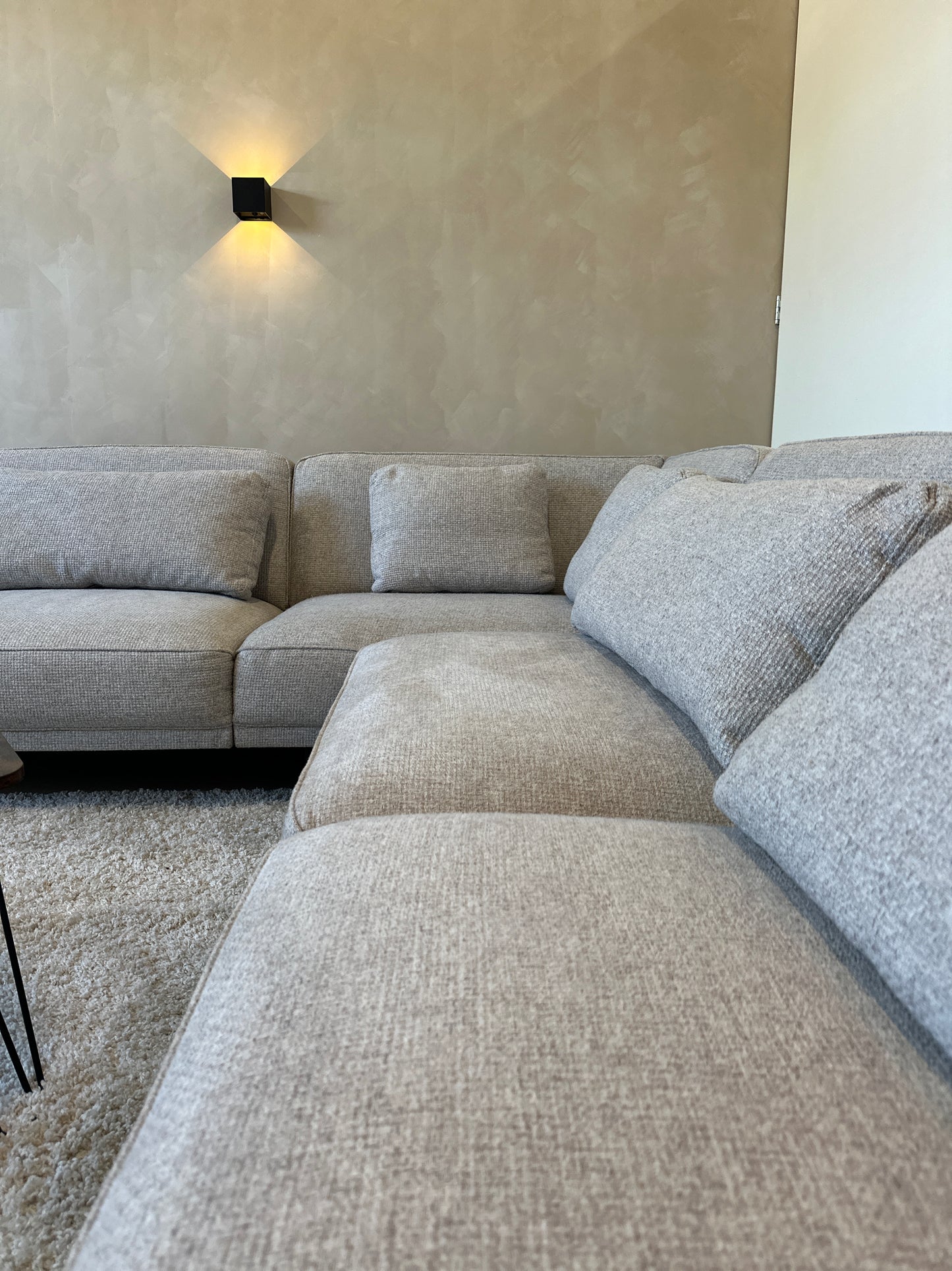 Lichtgrijze hoekbank 317x270cm