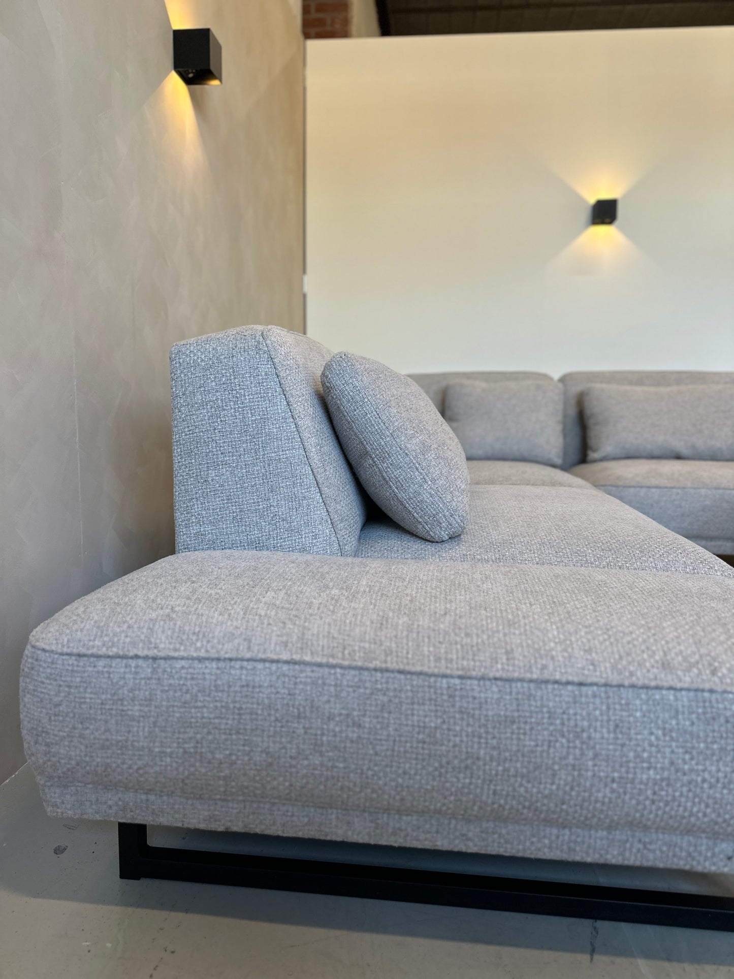 Lichtgrijze hoekbank 317x270cm