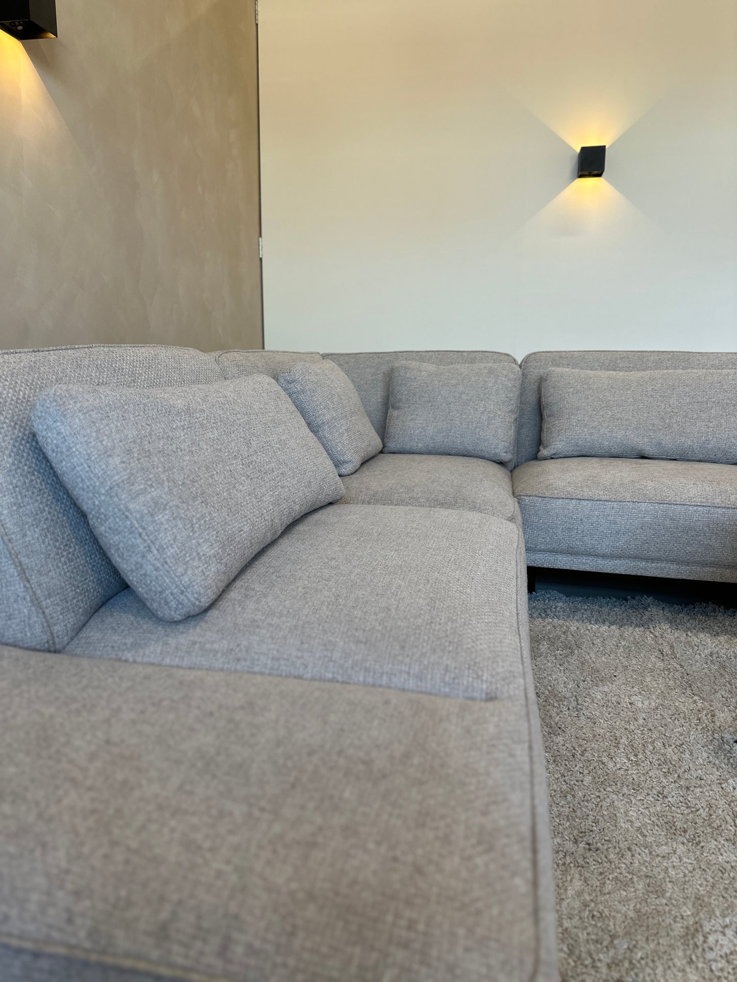 Lichtgrijze hoekbank 317x270cm