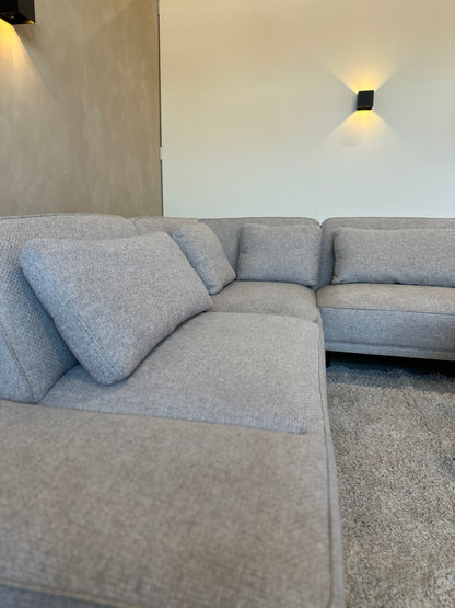 Lichtgrijze hoekbank 317x270cm