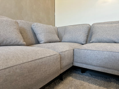 Lichtgrijze hoekbank 317x270cm