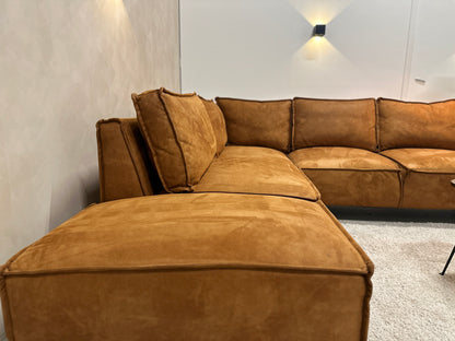 Cognac hoekbank 272x245cm