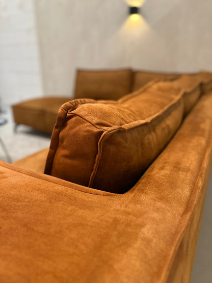 Cognac hoekbank 272x245cm