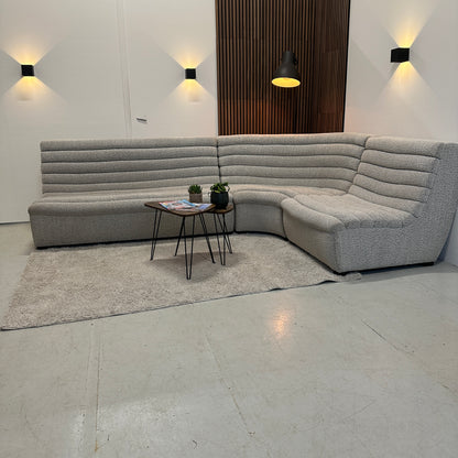 Ronde design hoekbank in lichte bouclé stof 295x210 cm