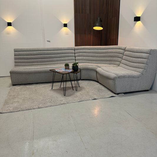 Ronde design hoekbank in lichte bouclé stof 295x210 cm