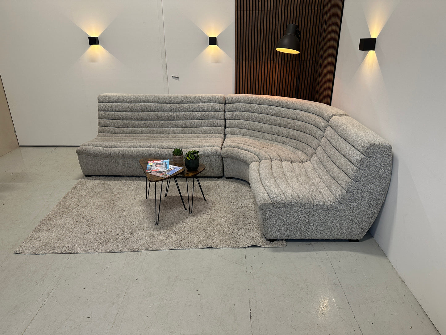 Ronde design hoekbank in lichte bouclé stof 295x210 cm