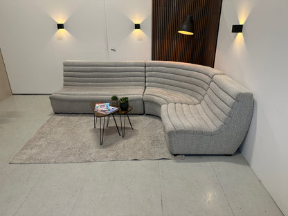 Ronde design hoekbank in lichte bouclé stof 295x210 cm