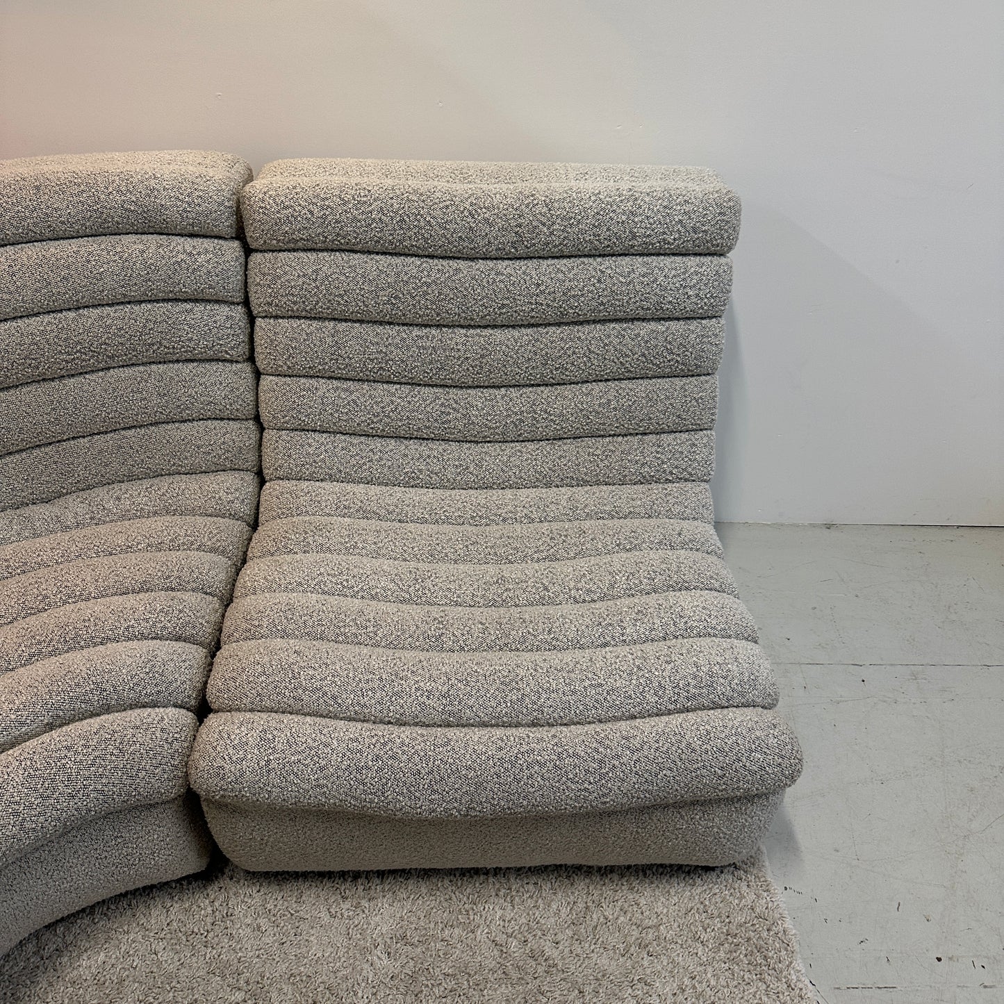 Ronde design hoekbank in lichte bouclé stof 295x210 cm