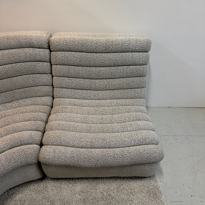 Ronde design hoekbank in lichte bouclé stof 295x210 cm