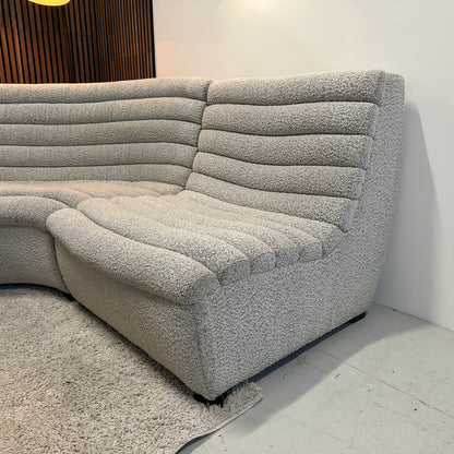 Ronde design hoekbank in lichte bouclé stof 295x210 cm