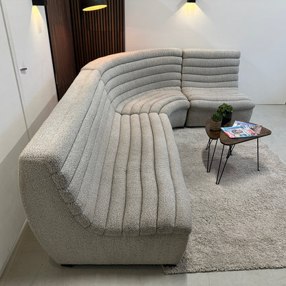 Ronde design hoekbank in lichte bouclé stof 295x210 cm