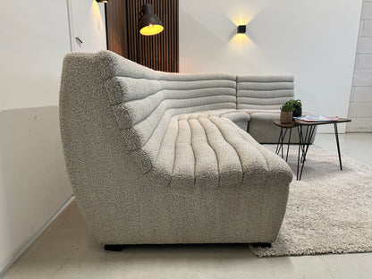 Ronde design hoekbank in lichte bouclé stof 295x210 cm