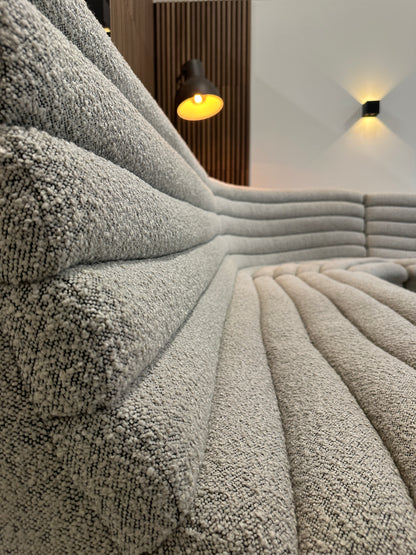 Ronde design hoekbank in lichte bouclé stof 295x210 cm