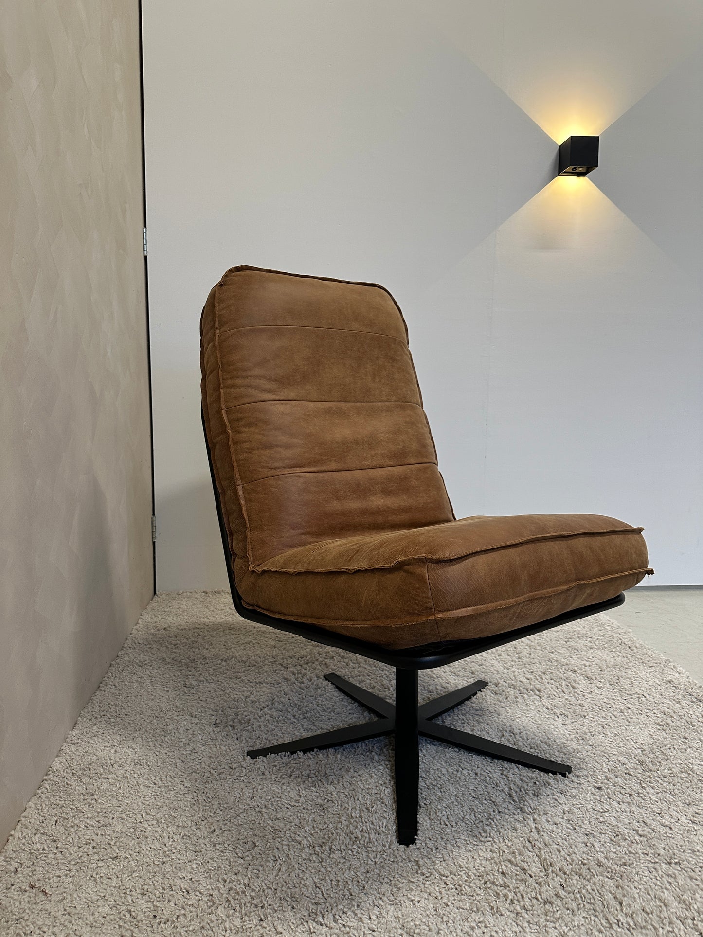 Odin fauteuil cognac met hocker