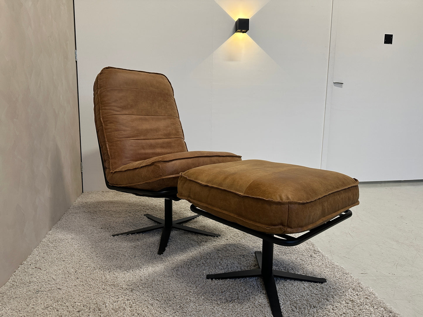 Odin fauteuil cognac met hocker