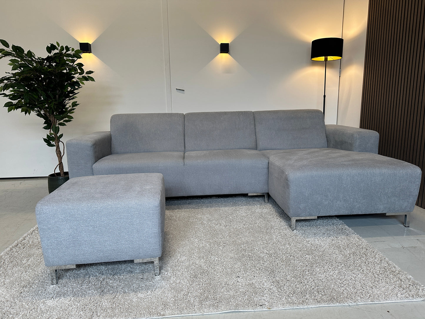 Grijze hoekbank met hocker 270x150cm