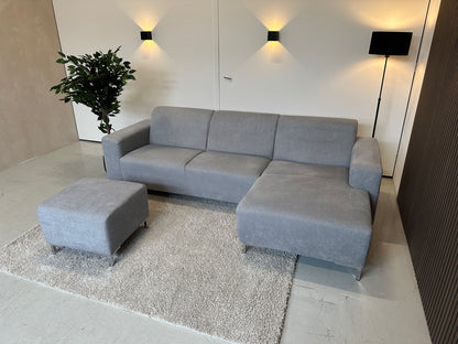 Grijze hoekbank met hocker 270x150cm