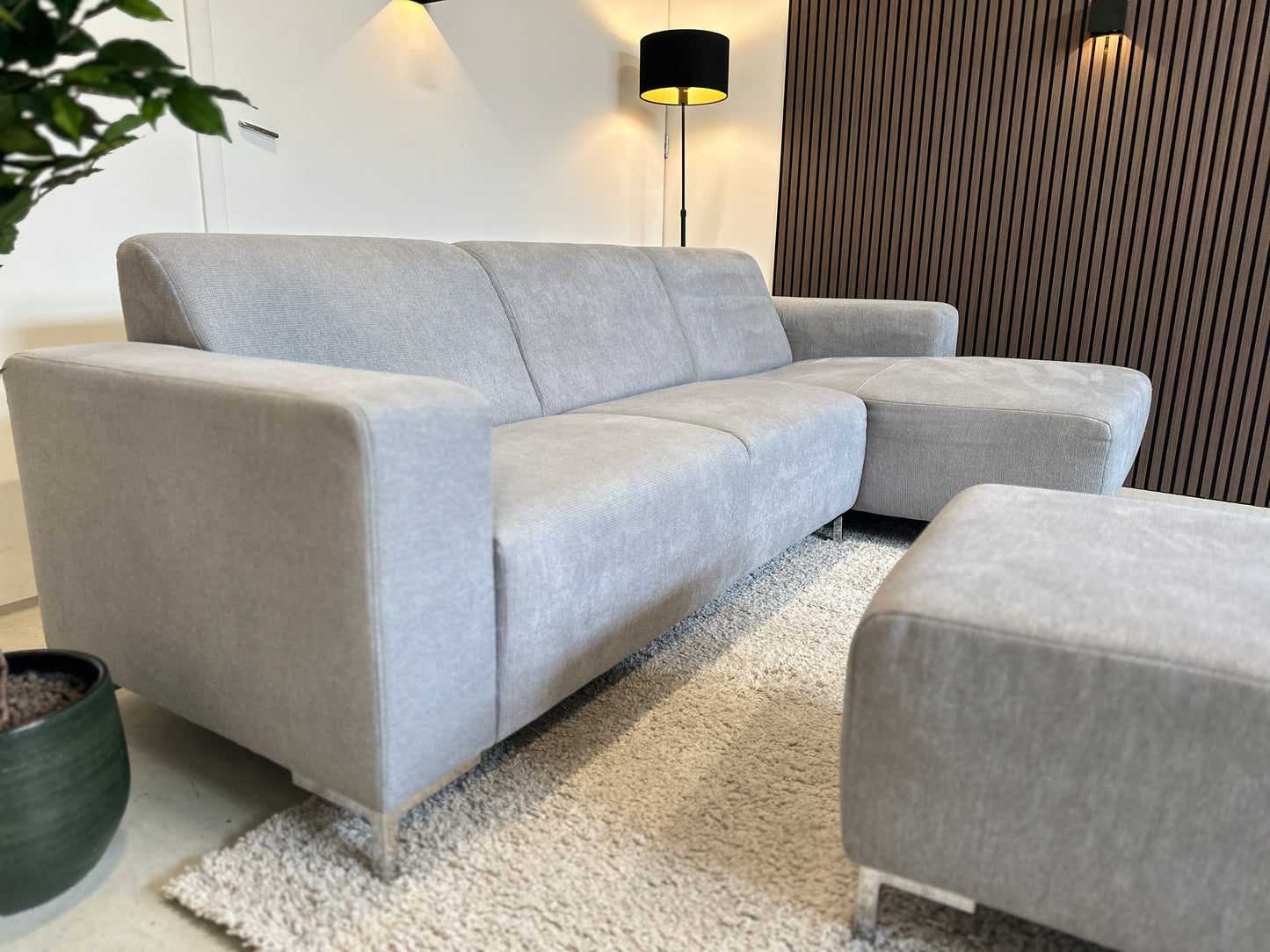 Grijze hoekbank met hocker 270x150cm