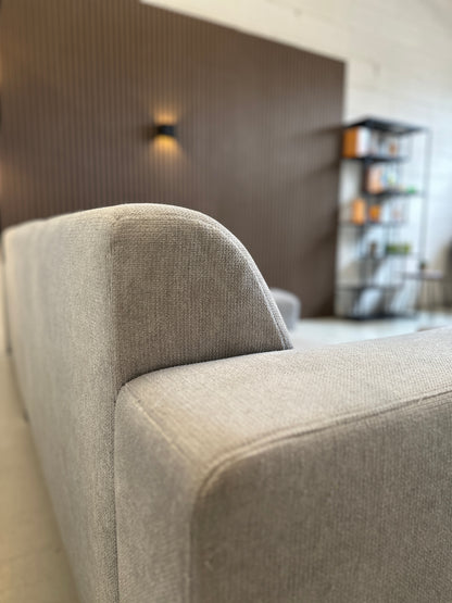 Grijze hoekbank met hocker 270x150cm