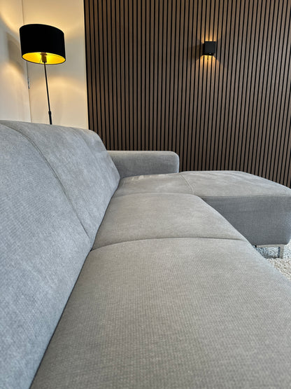 Grijze hoekbank met hocker 270x150cm