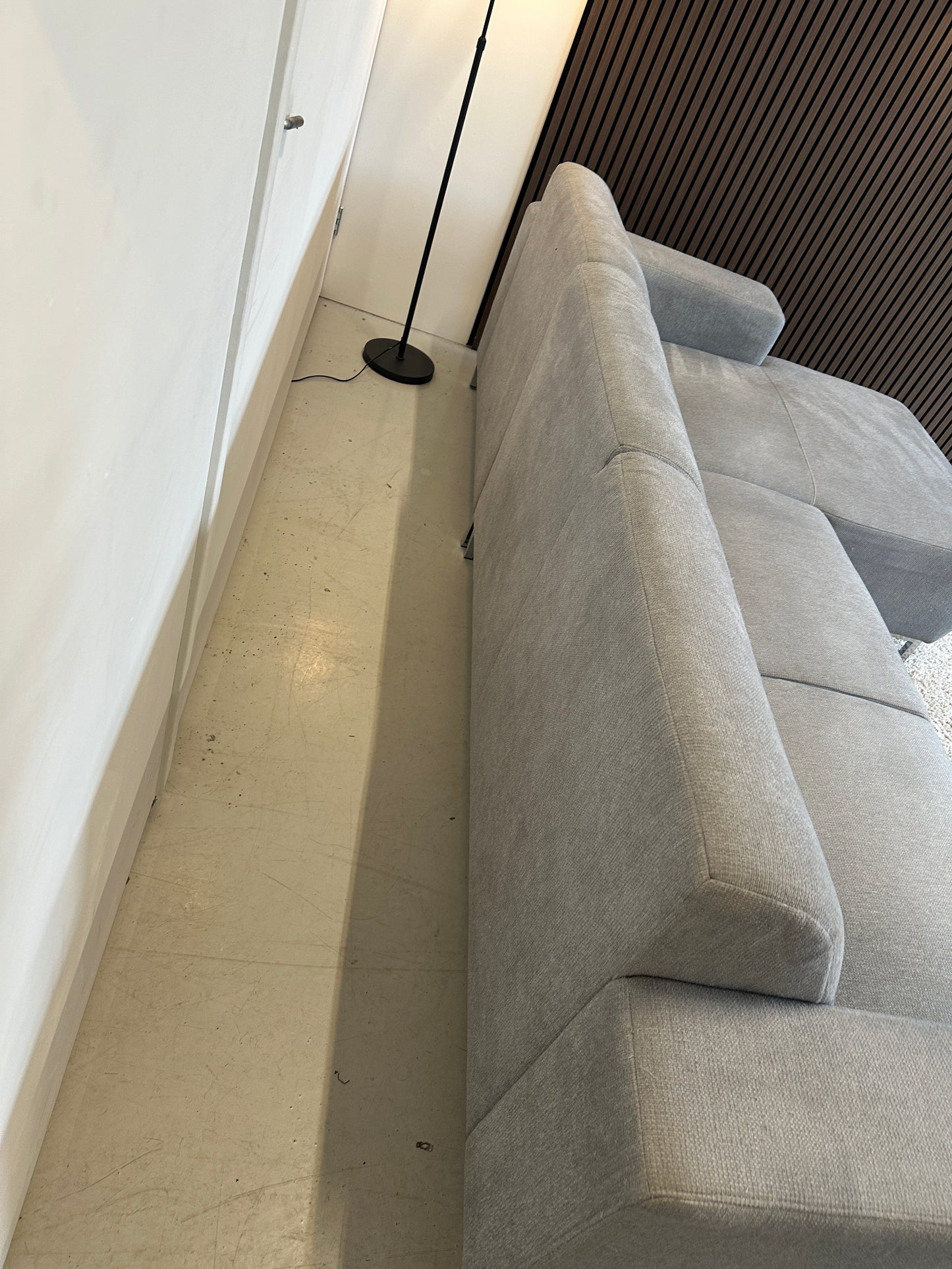 Grijze hoekbank met hocker 270x150cm