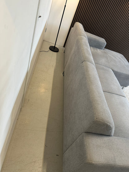 Grijze hoekbank met hocker 270x150cm