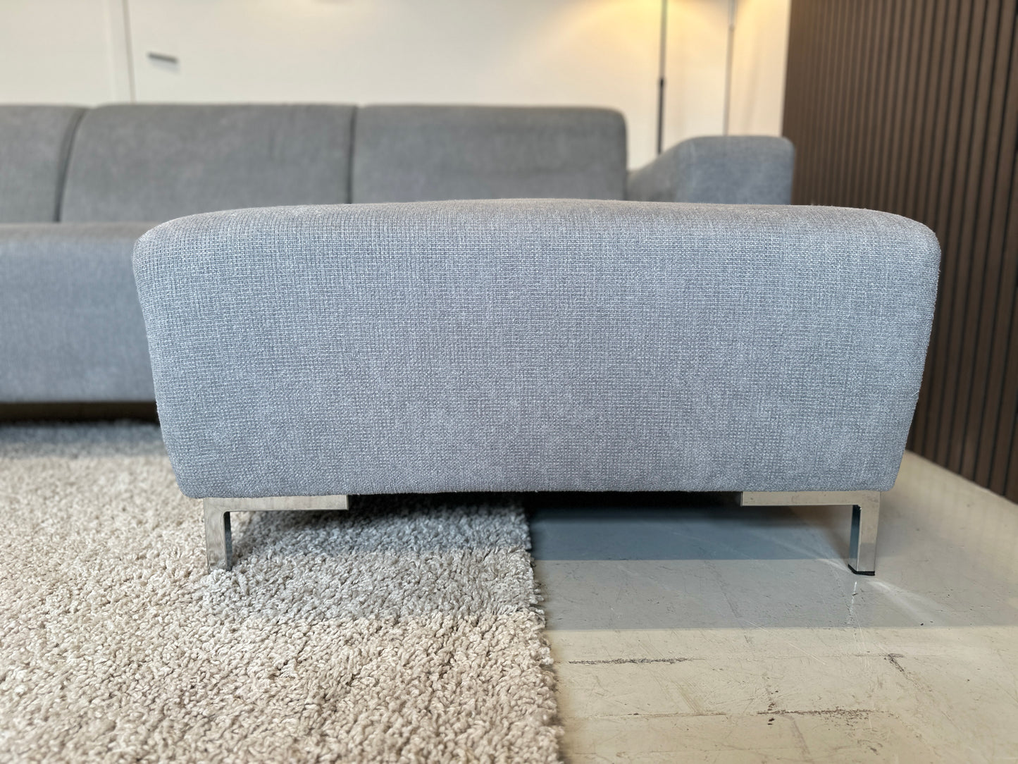 Grijze hoekbank met hocker 270x150cm