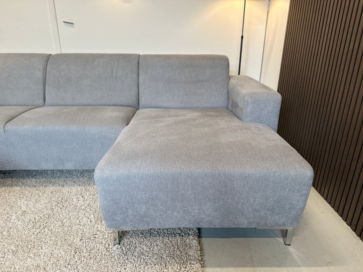 Grijze hoekbank met hocker 270x150cm