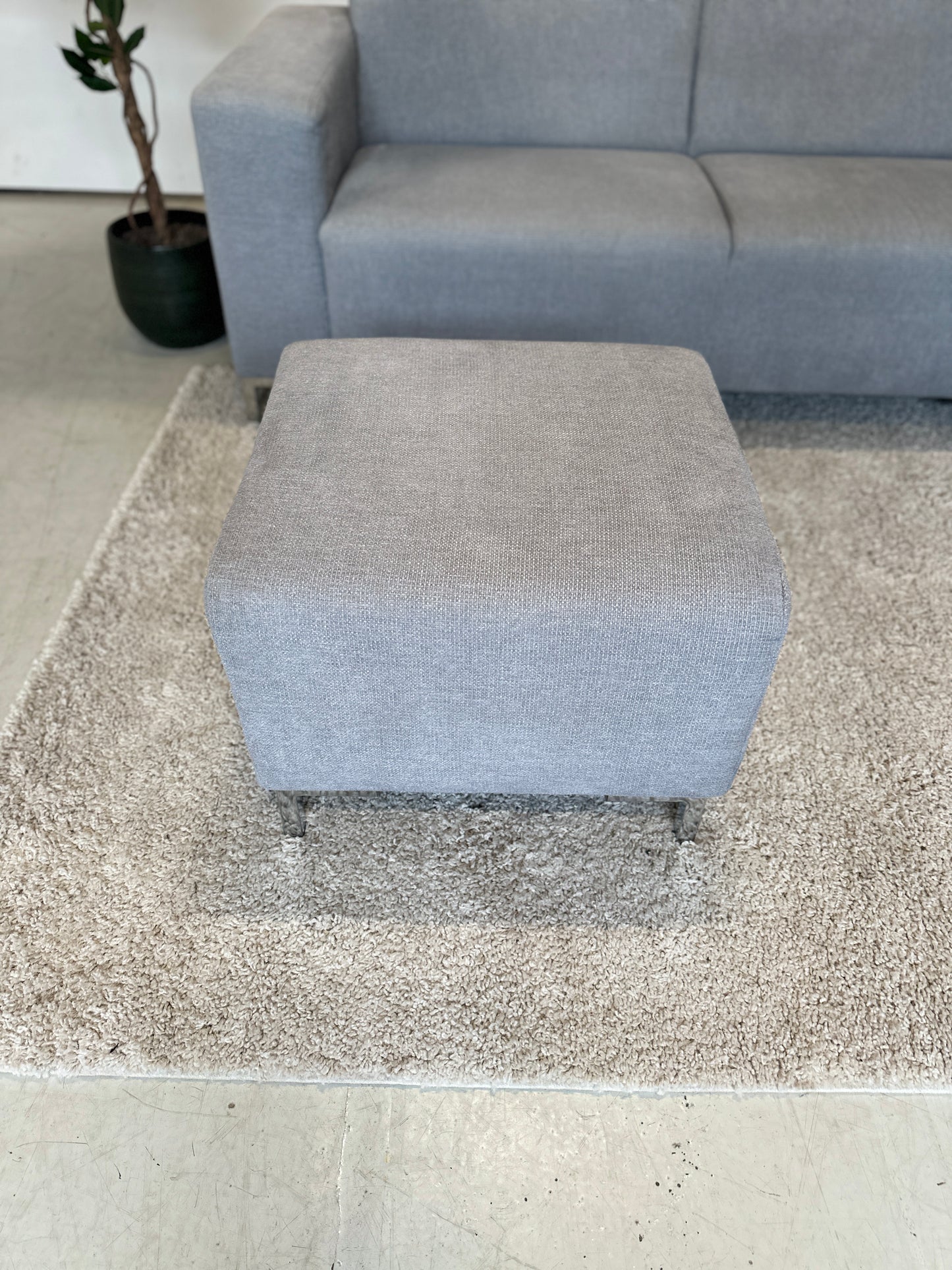 Grijze hoekbank met hocker 270x150cm