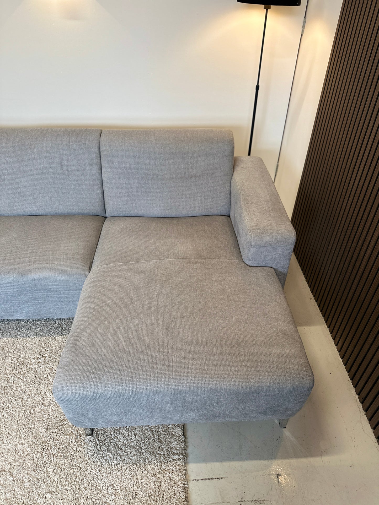 Grijze hoekbank met hocker 270x150cm