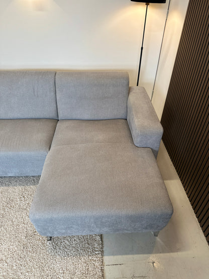 Grijze hoekbank met hocker 270x150cm