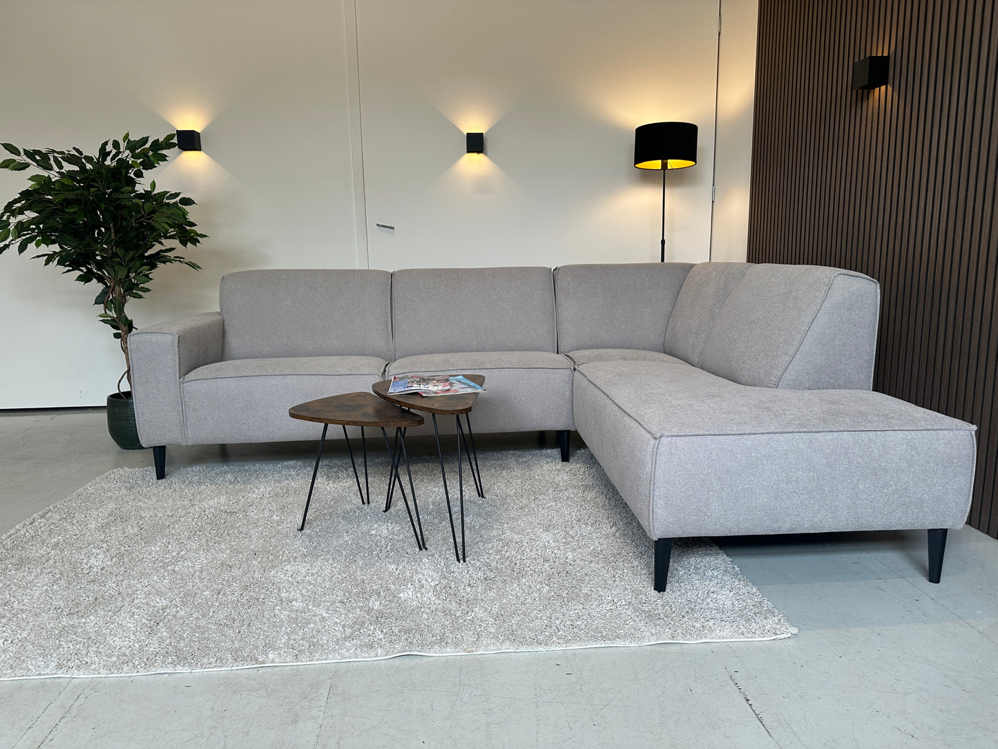 Licht grijze sample bank in nieuwstaat, 268x205 cm