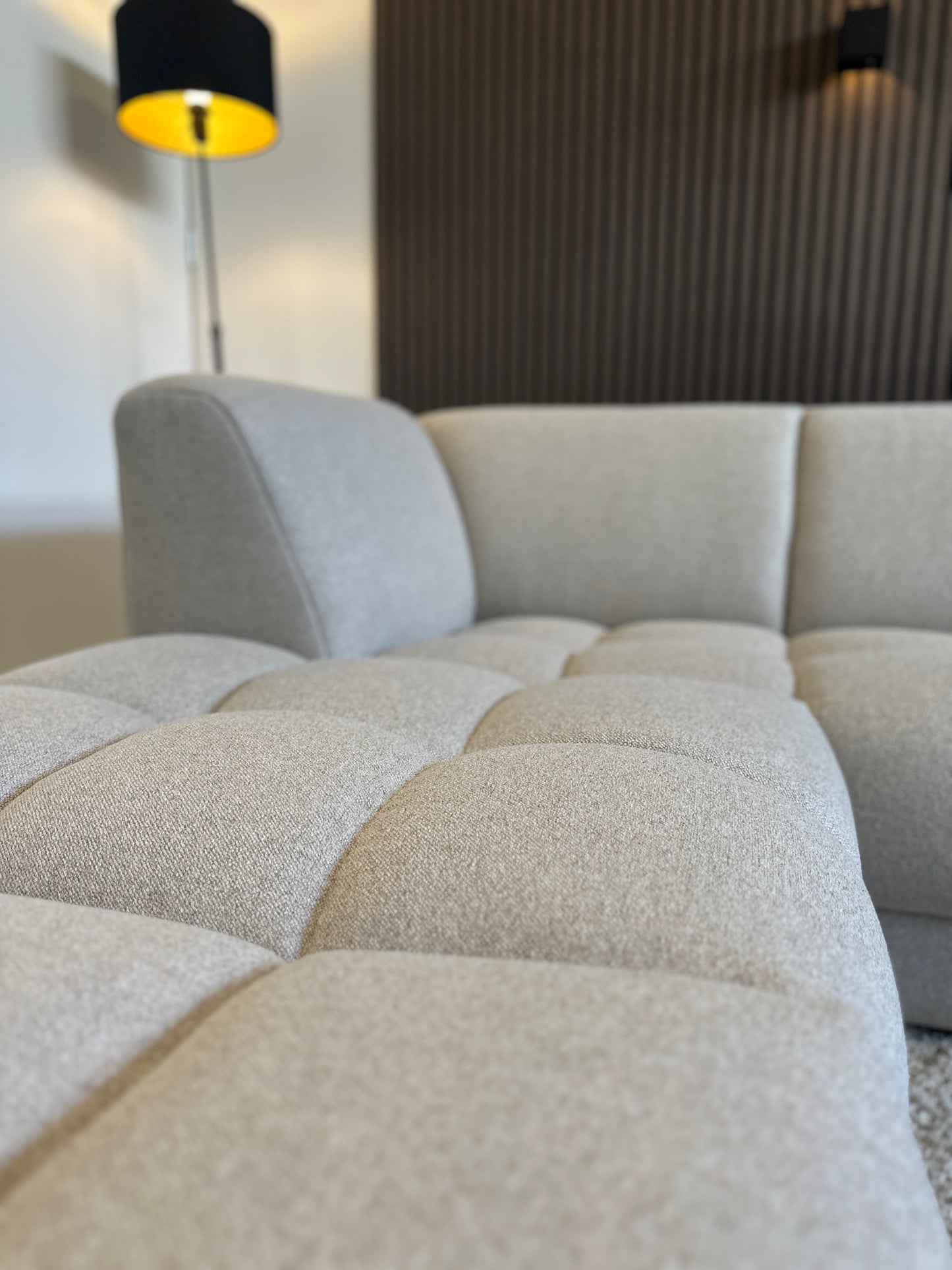 Beige sample bank in nieuwstaat, 273x216 cm