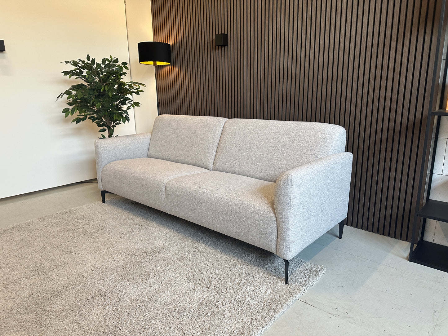 lichtgrijze sample bank in nieuwstaat, 219x85 cm