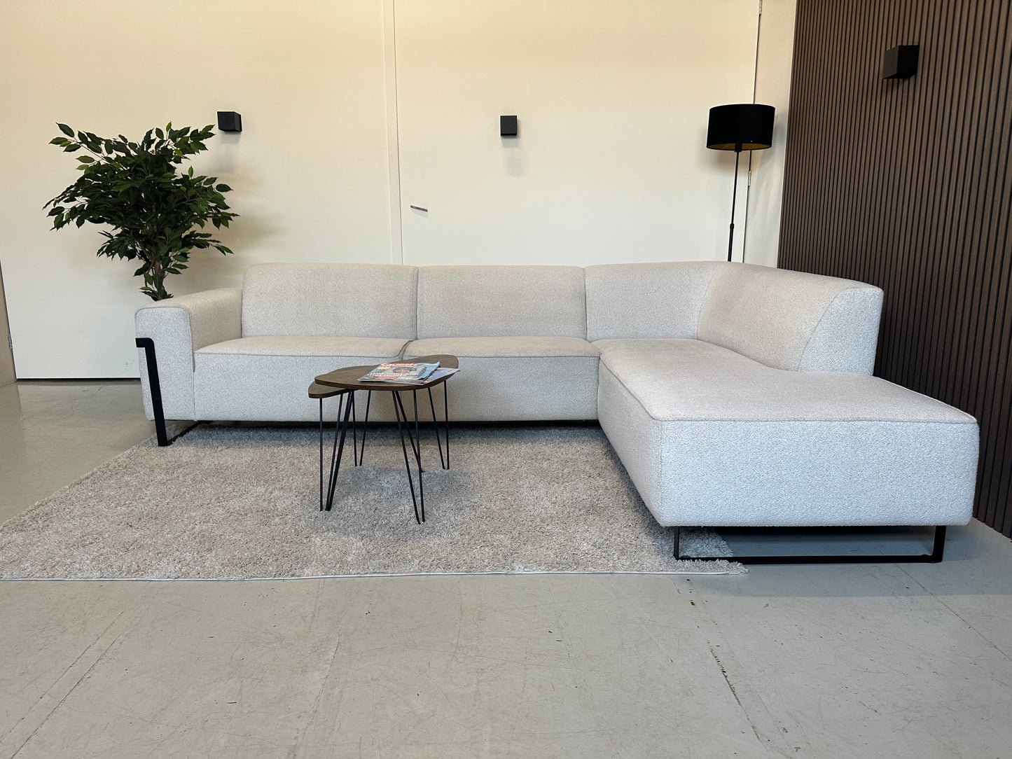 Lichte hoekbank in bouclé stof 293x215cm