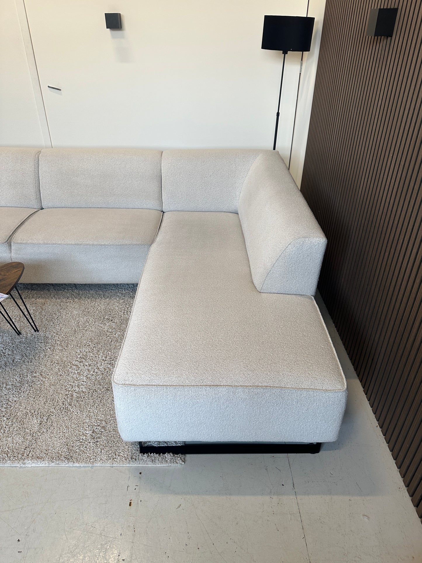 Lichte hoekbank in bouclé stof 293x215cm