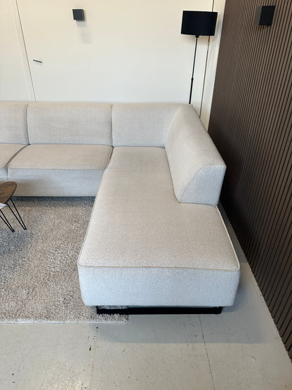Lichte hoekbank in bouclé stof 293x215cm